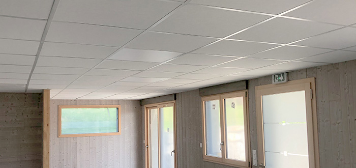 faux plafond avec dalles de faux plafond gris taupe